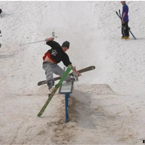 Why he only got one ski on?