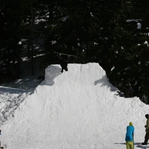 Snowboard handplant