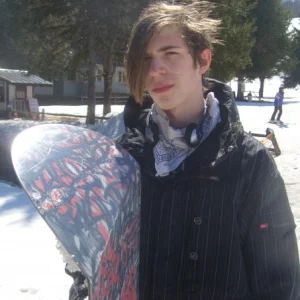 Bibs snaping his board