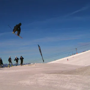 Amazed Gapers look on!