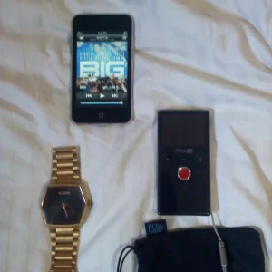 Flip Video Full HD, 32 G iPod touch, Nixon Mayor Gold watch