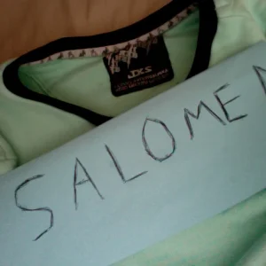 It says 2xl...its just backwards..i wrote salomon backwards pretty good in my opinion