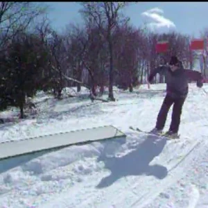 This is wat hapns wen boarders try 2 ski...