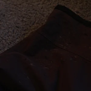 Small wear on right leg