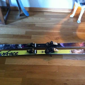 Surface skis