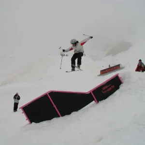 Disiastering the Kink in Rail Jam