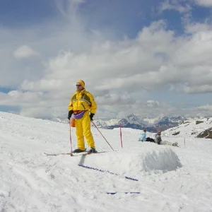 Dumbass skier blocking the picnictable