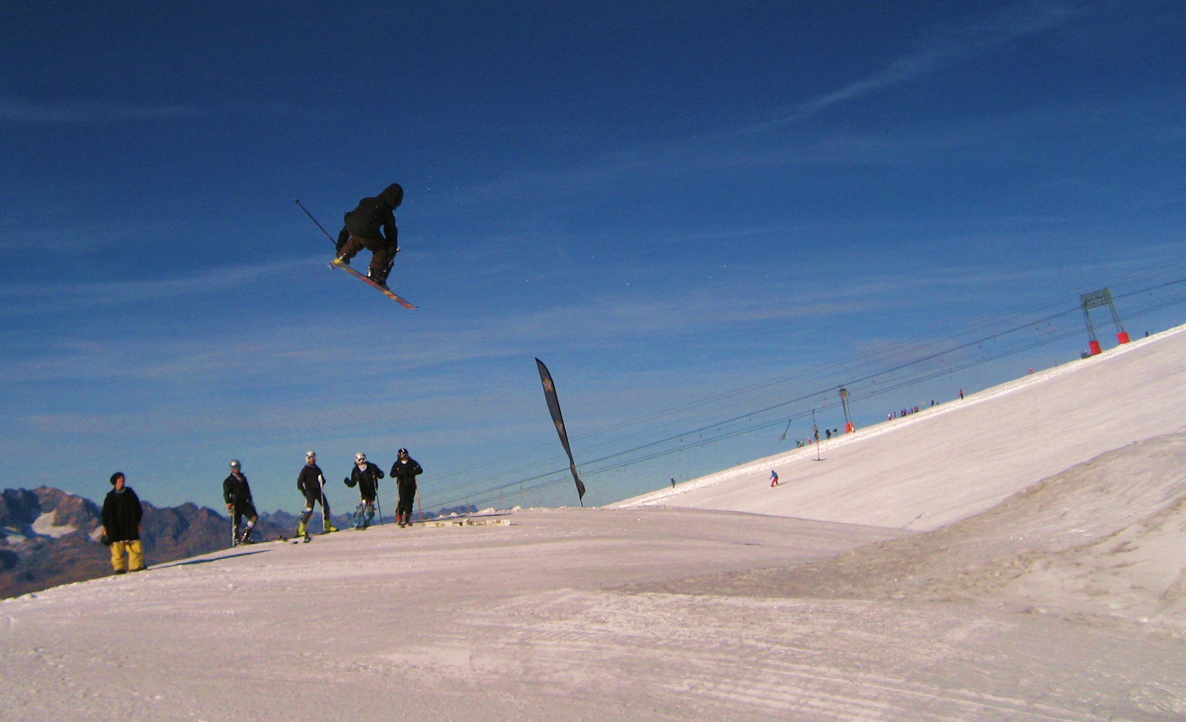 Amazed Gapers look on!