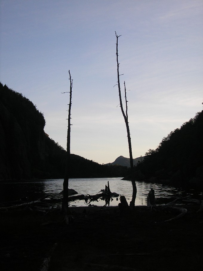 Avalanche lake siluohette