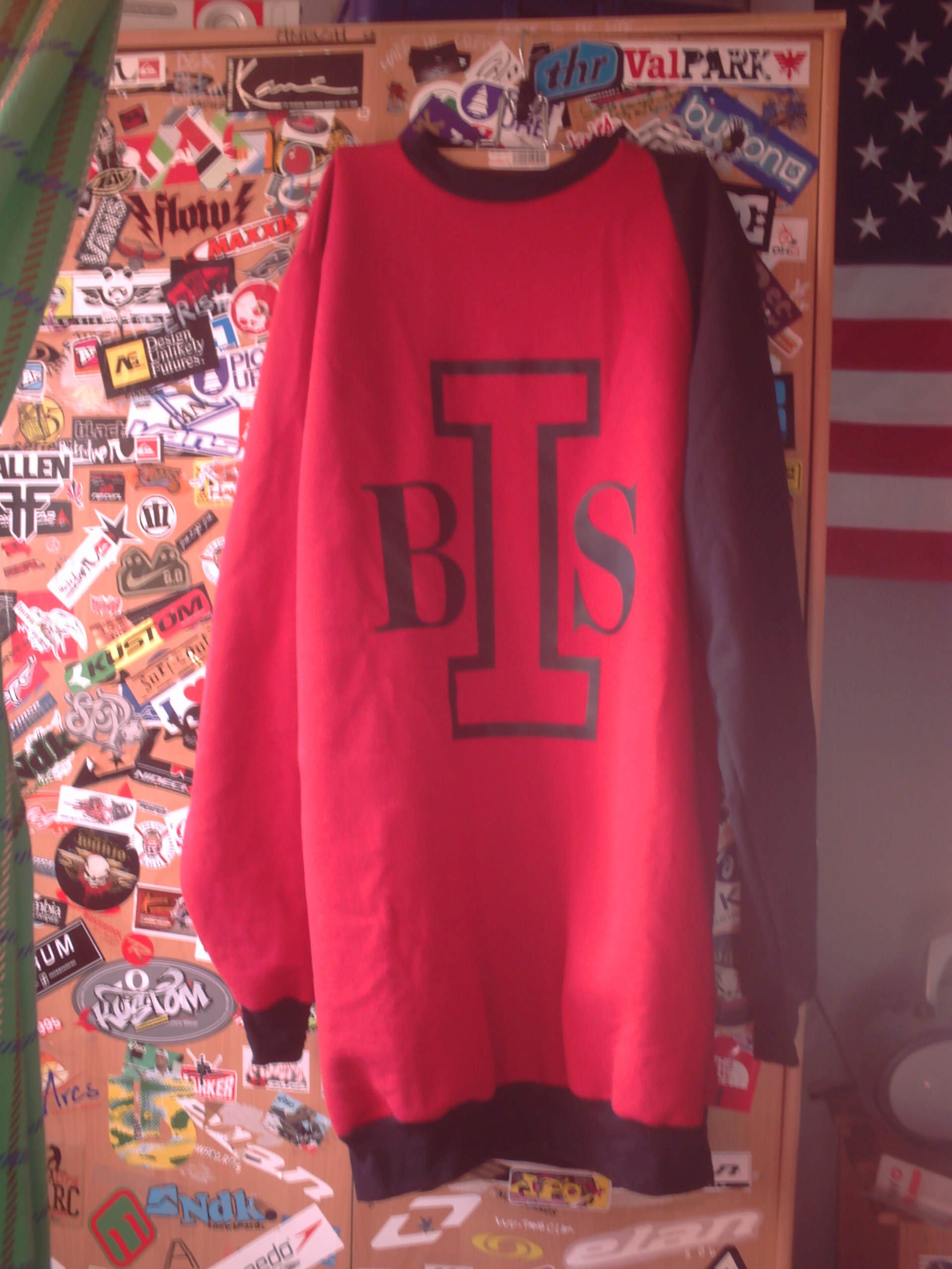 Bi.s crewneck