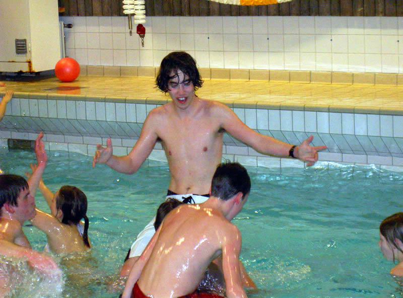 Chicken fight at pool: you don't mess wit' me!