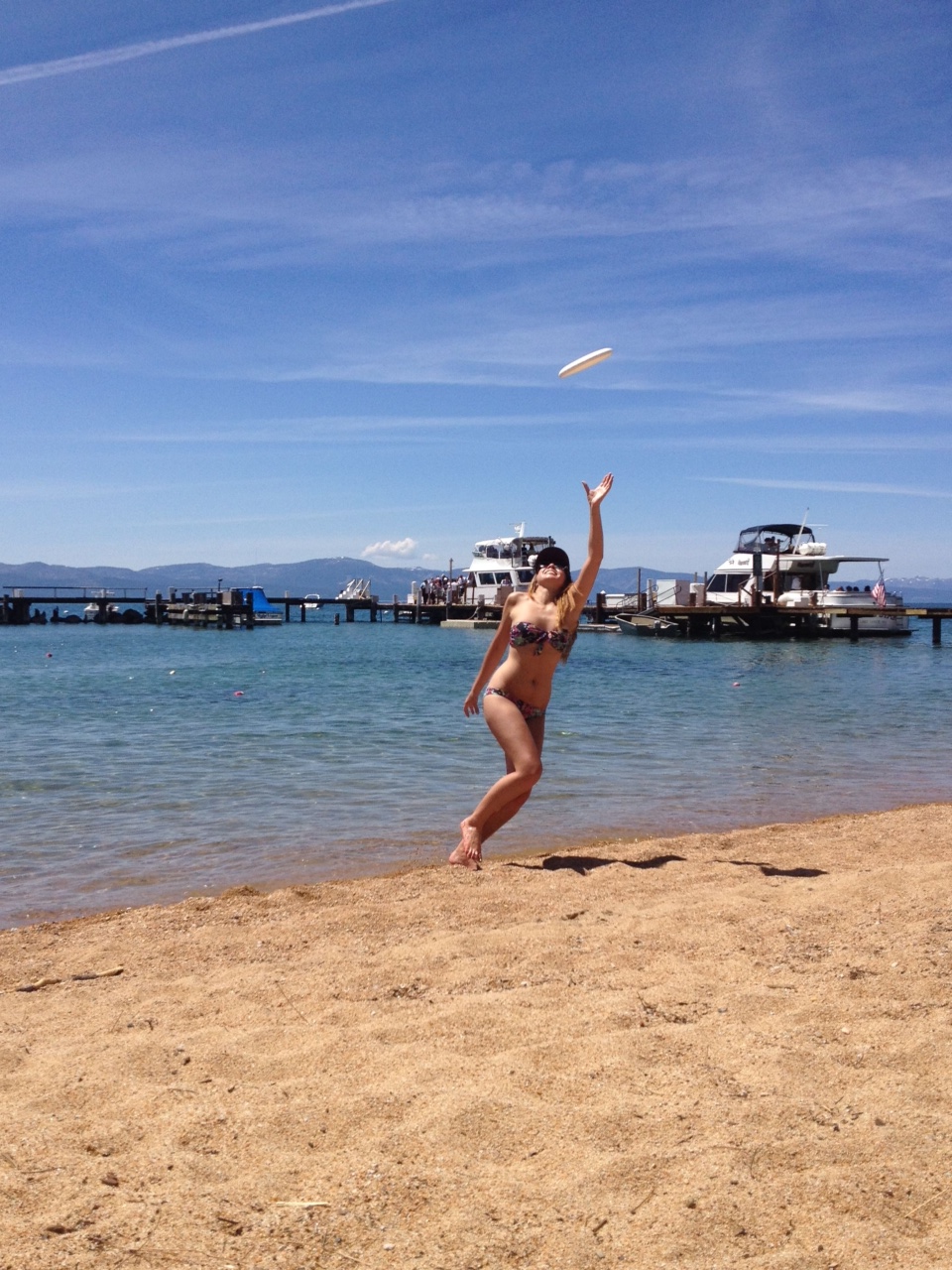 dat frisbee at the beach