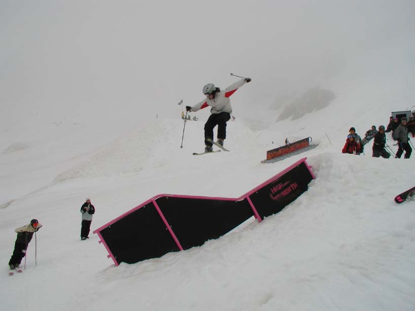 Disiastering the Kink in Rail Jam