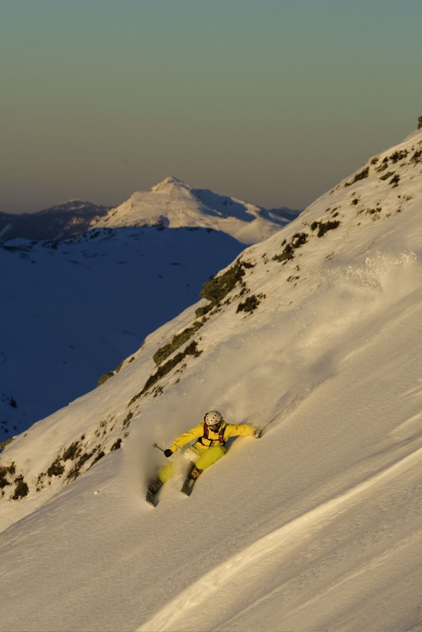 Flo Edenberger shredding a turn