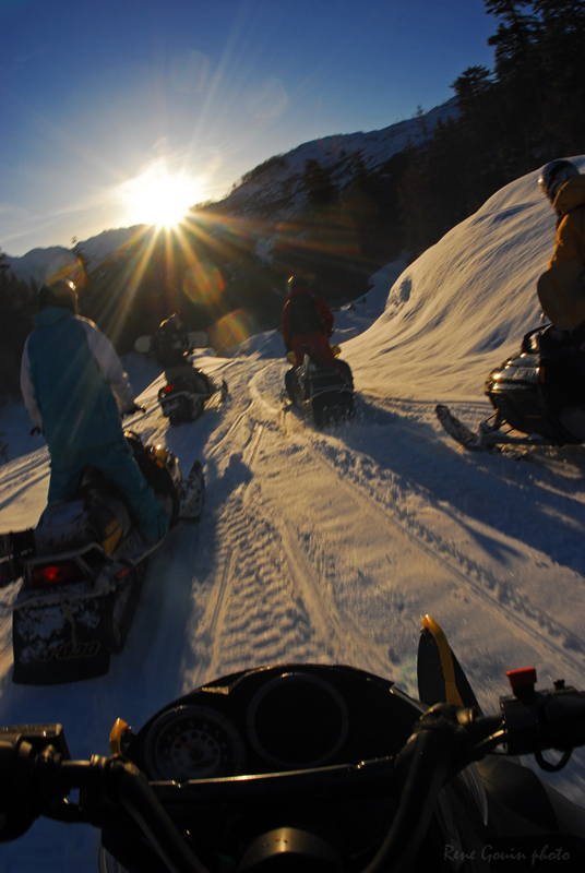 Formation snowmobiling