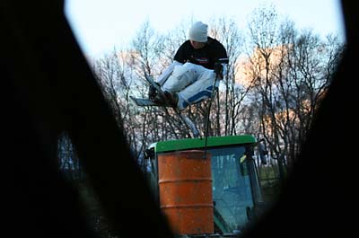 Gaute jumps a barrel2