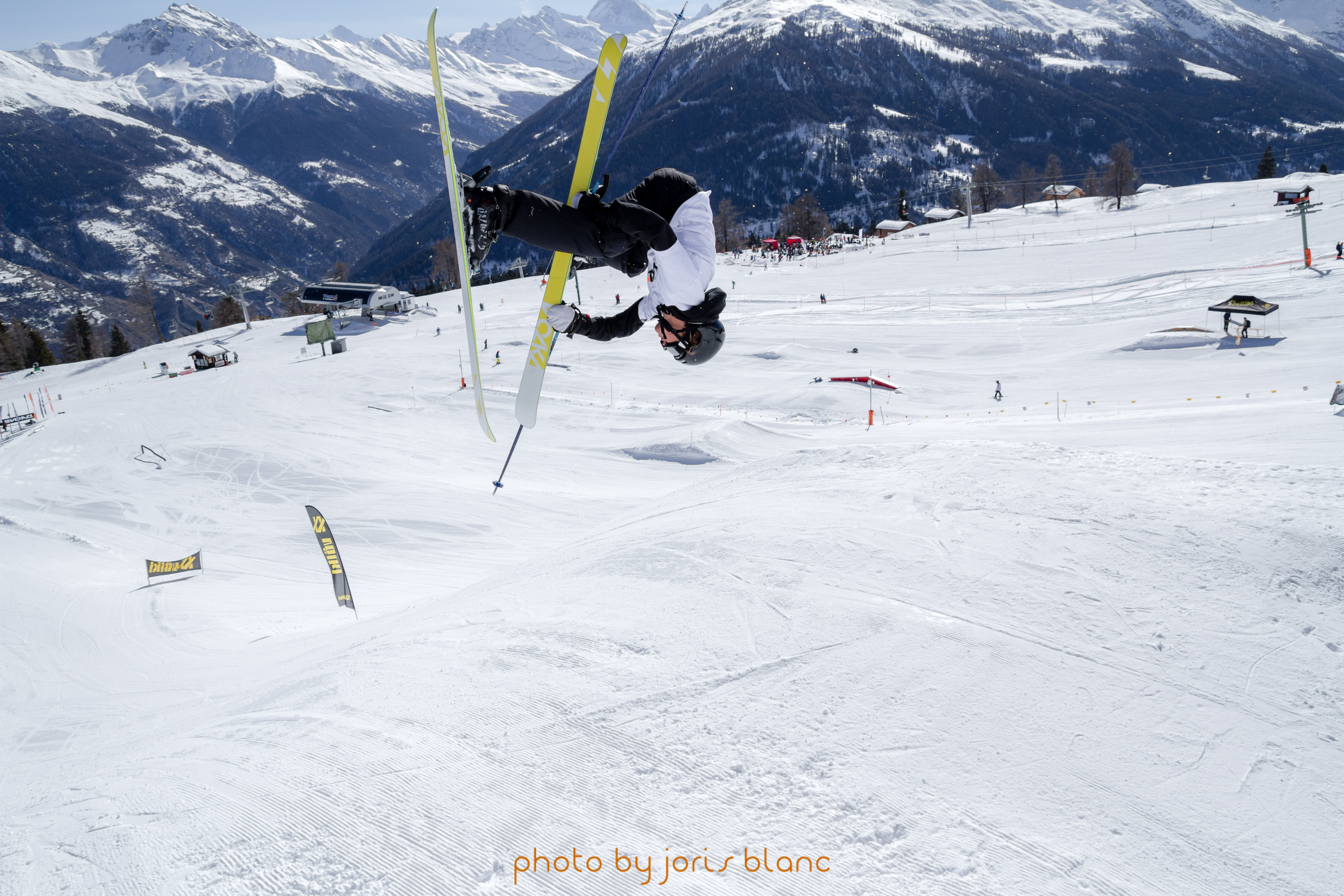 Grabbing Two Japanese // Vincent Schmid