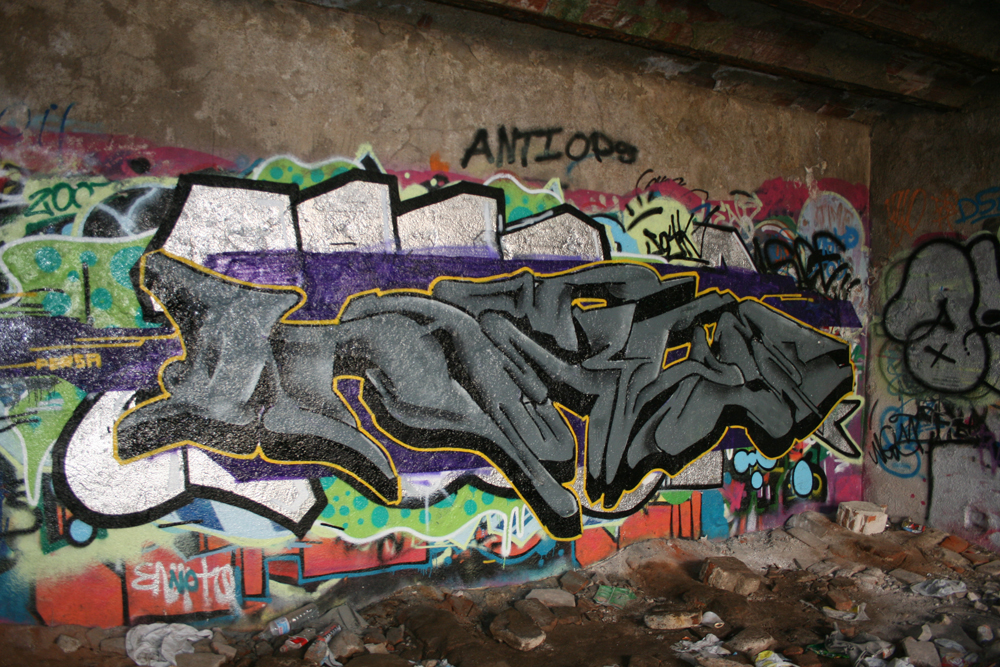 Grey graf piece