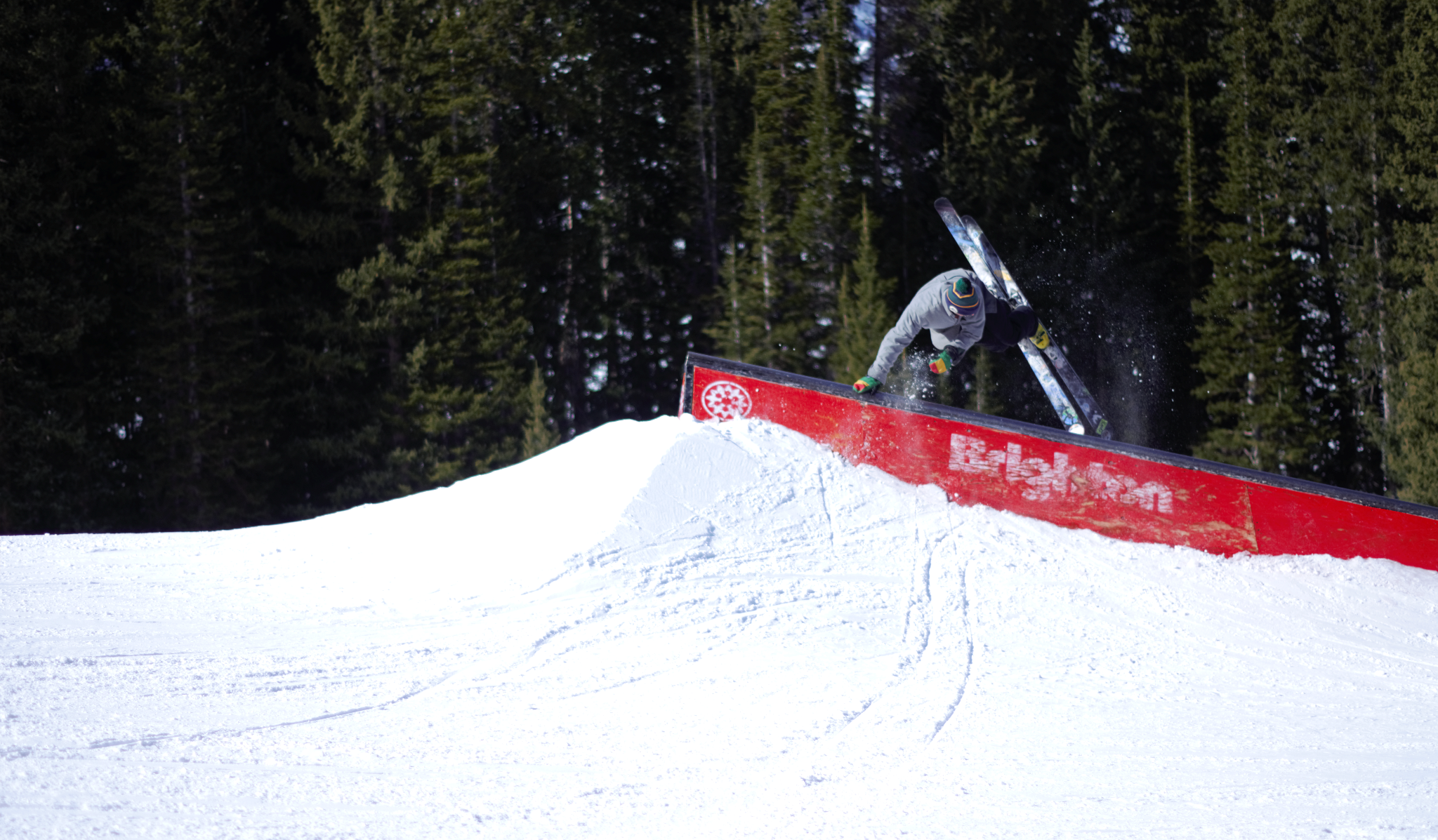 Handrag over the rails!