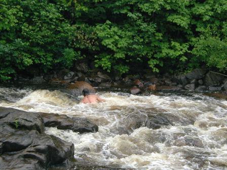I was trying to go up the rapids....very difficult !