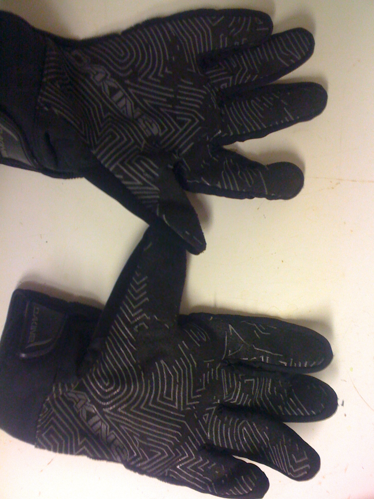 inside dakine gloves