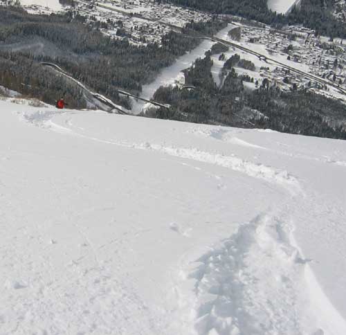 Just coming to the old mid station as our Rond trip comes to an end...got some nice fresh tracks the