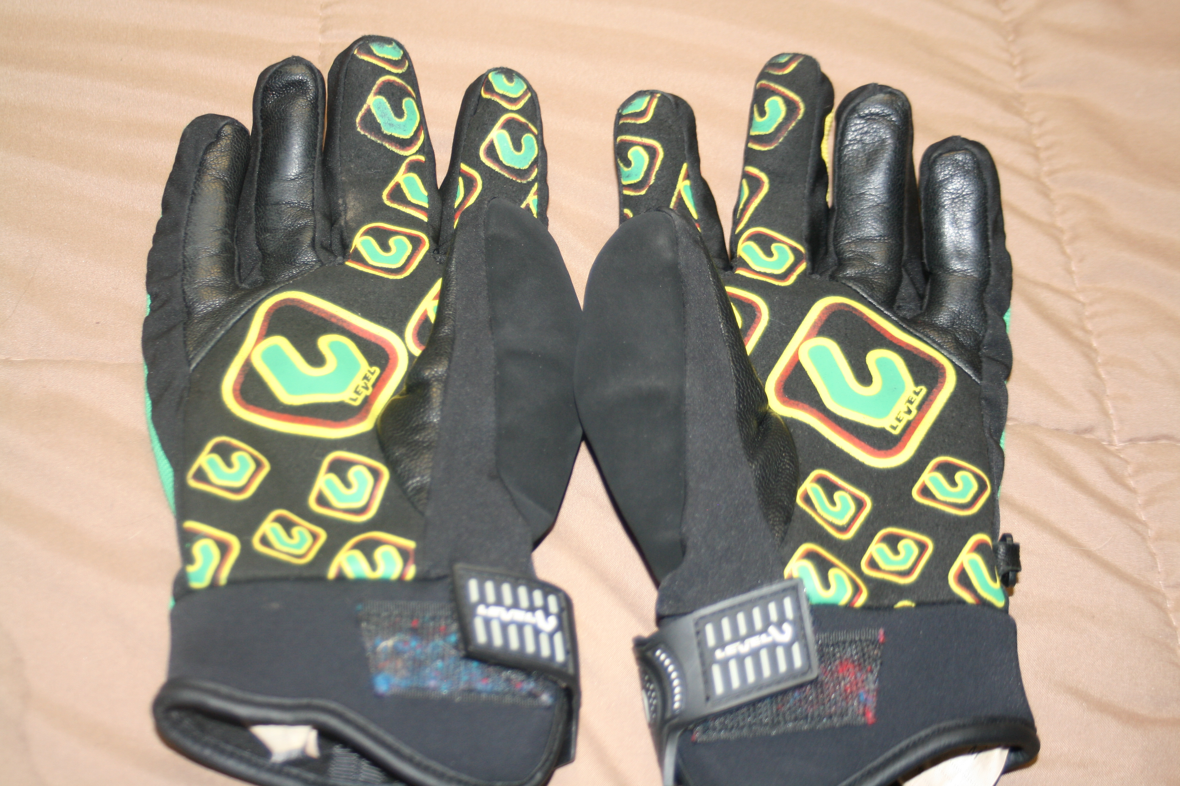 Level Hand rasta gloves palm