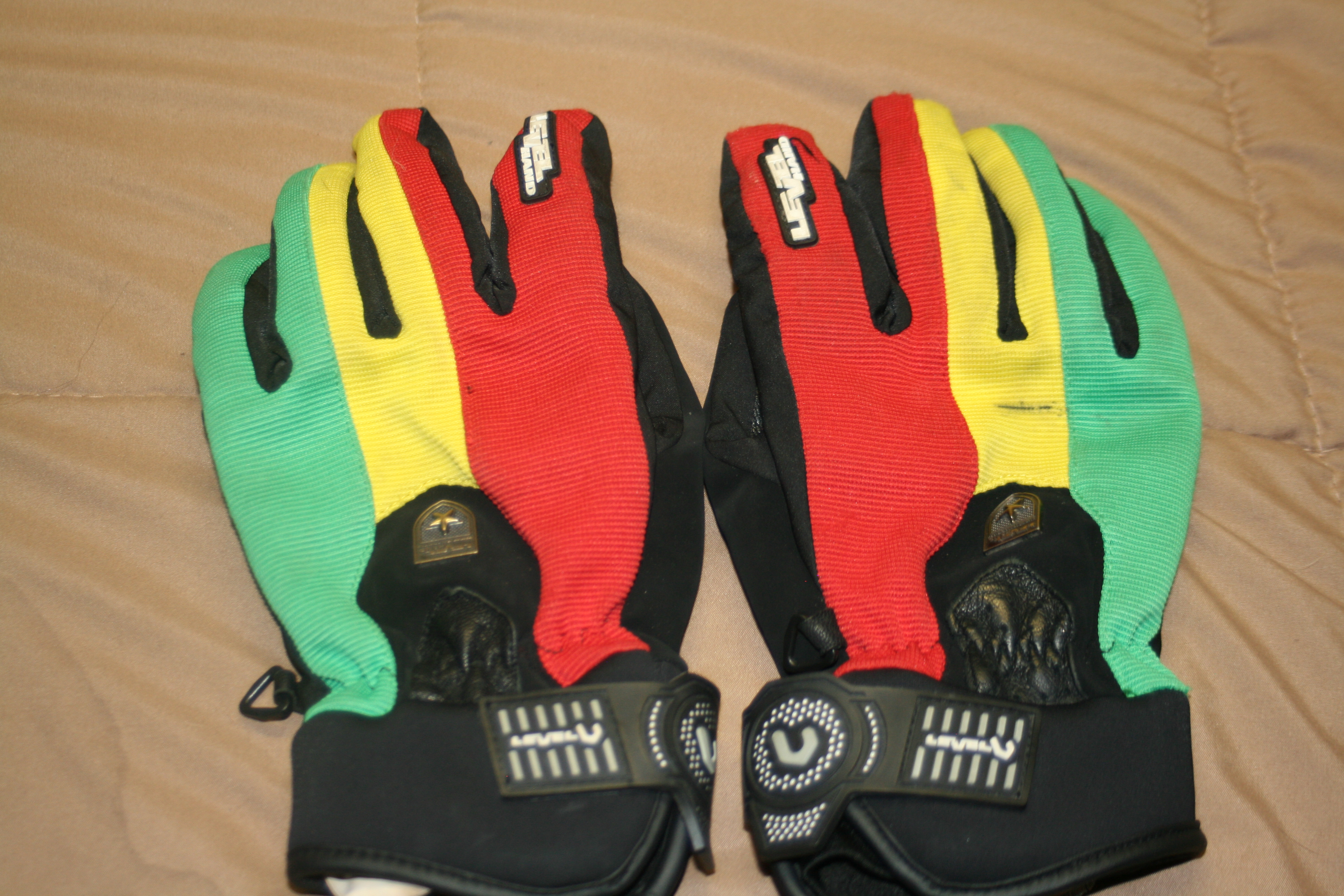 Level Hand rasta gloves