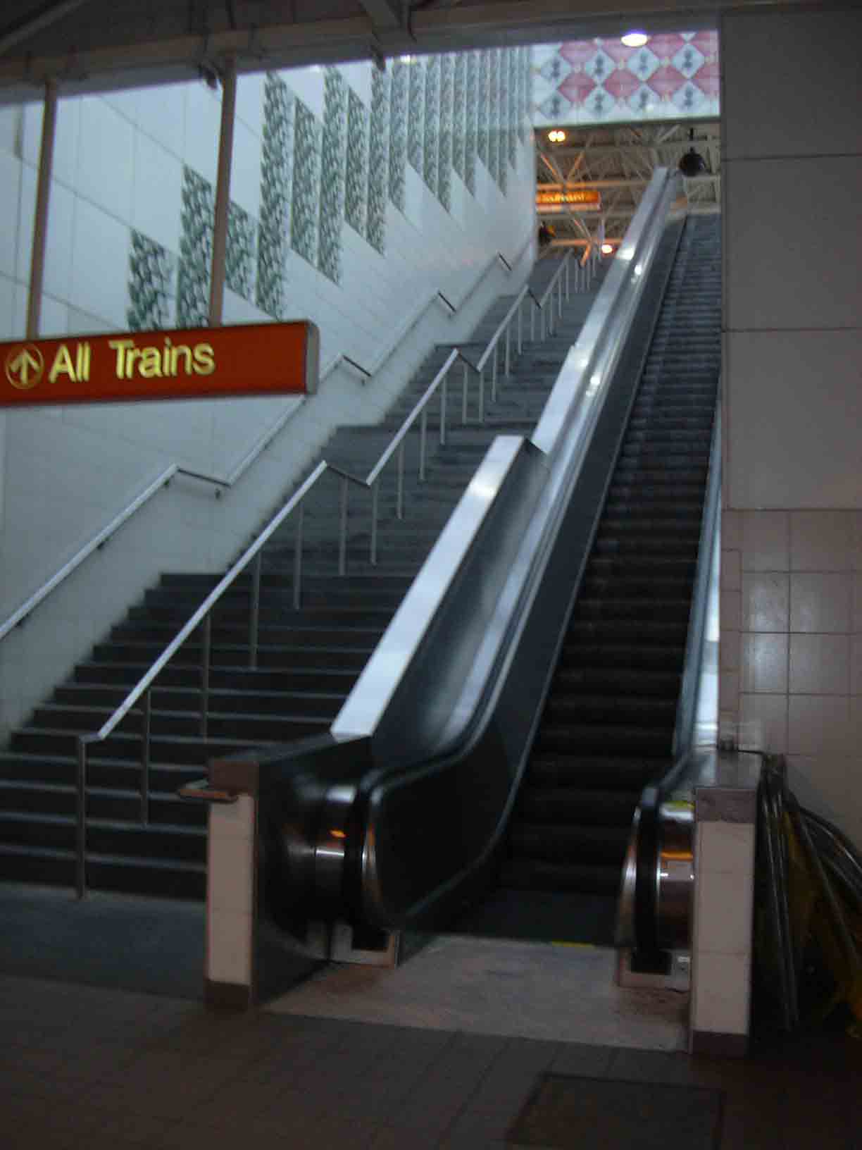 LONG 8 kinker in subway station