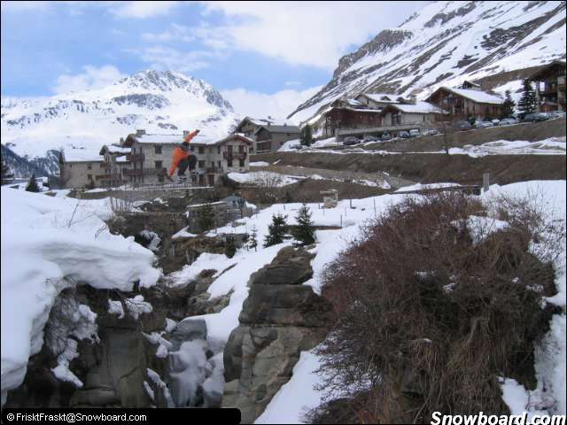 Luffe taking a gap cross the Fornet river