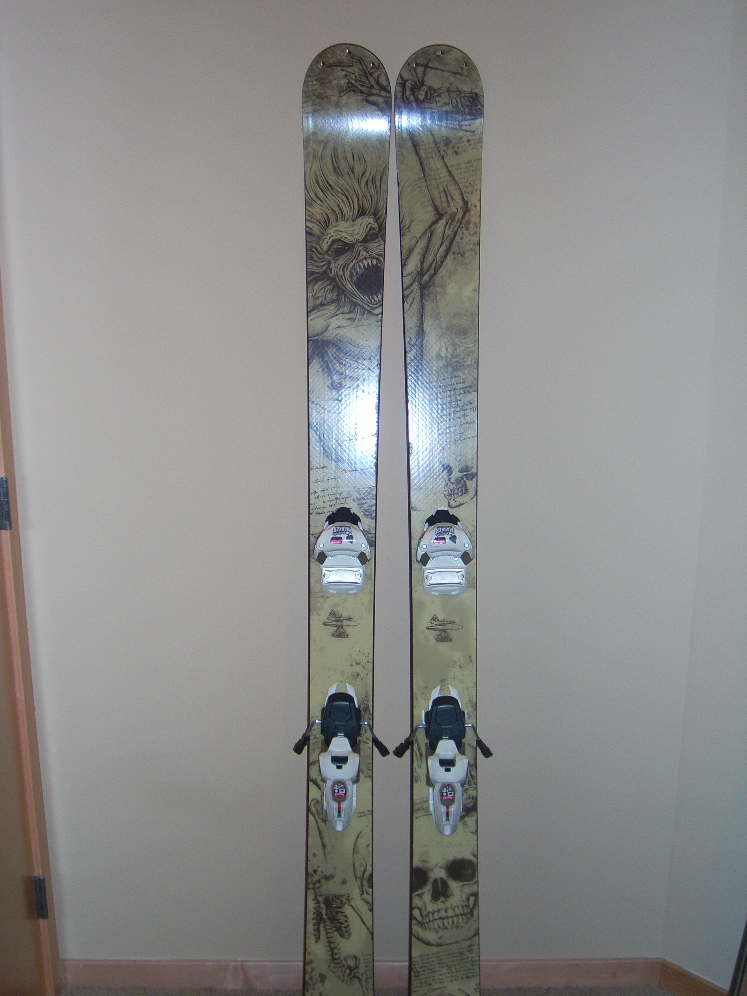 Maiden aks with jesters