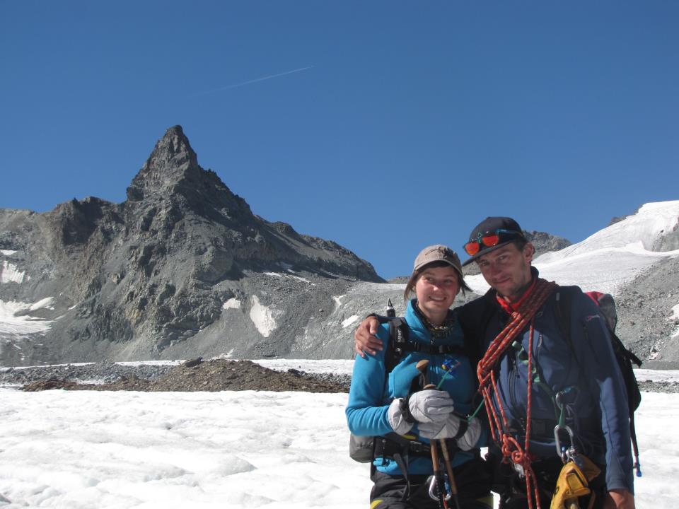 me and the gf, in the back is 'la vierge' which i climbed that morning