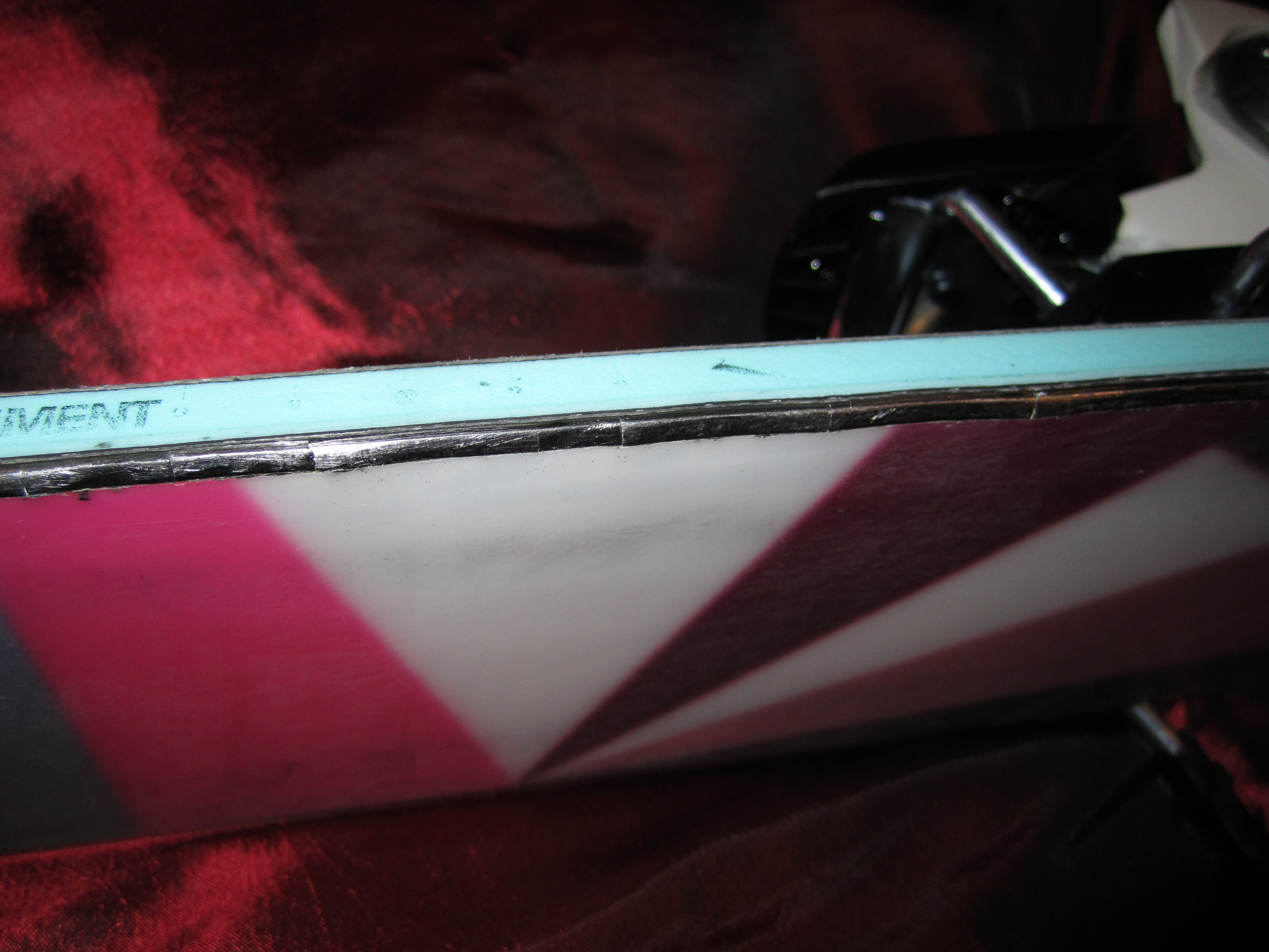 Moment reno jib edge cracks