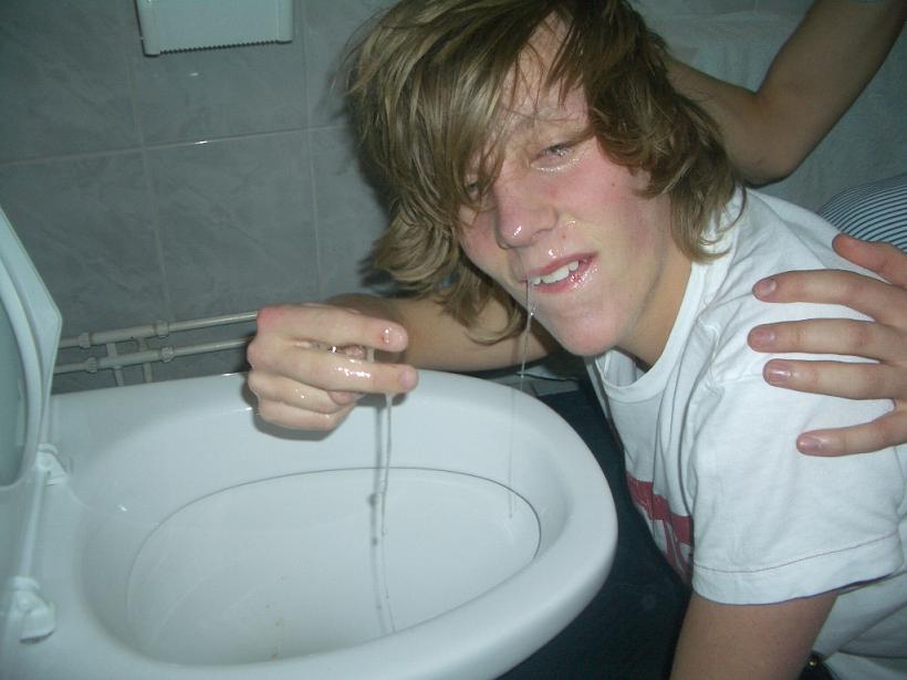 My friend oskar chilling at my houseparty;)