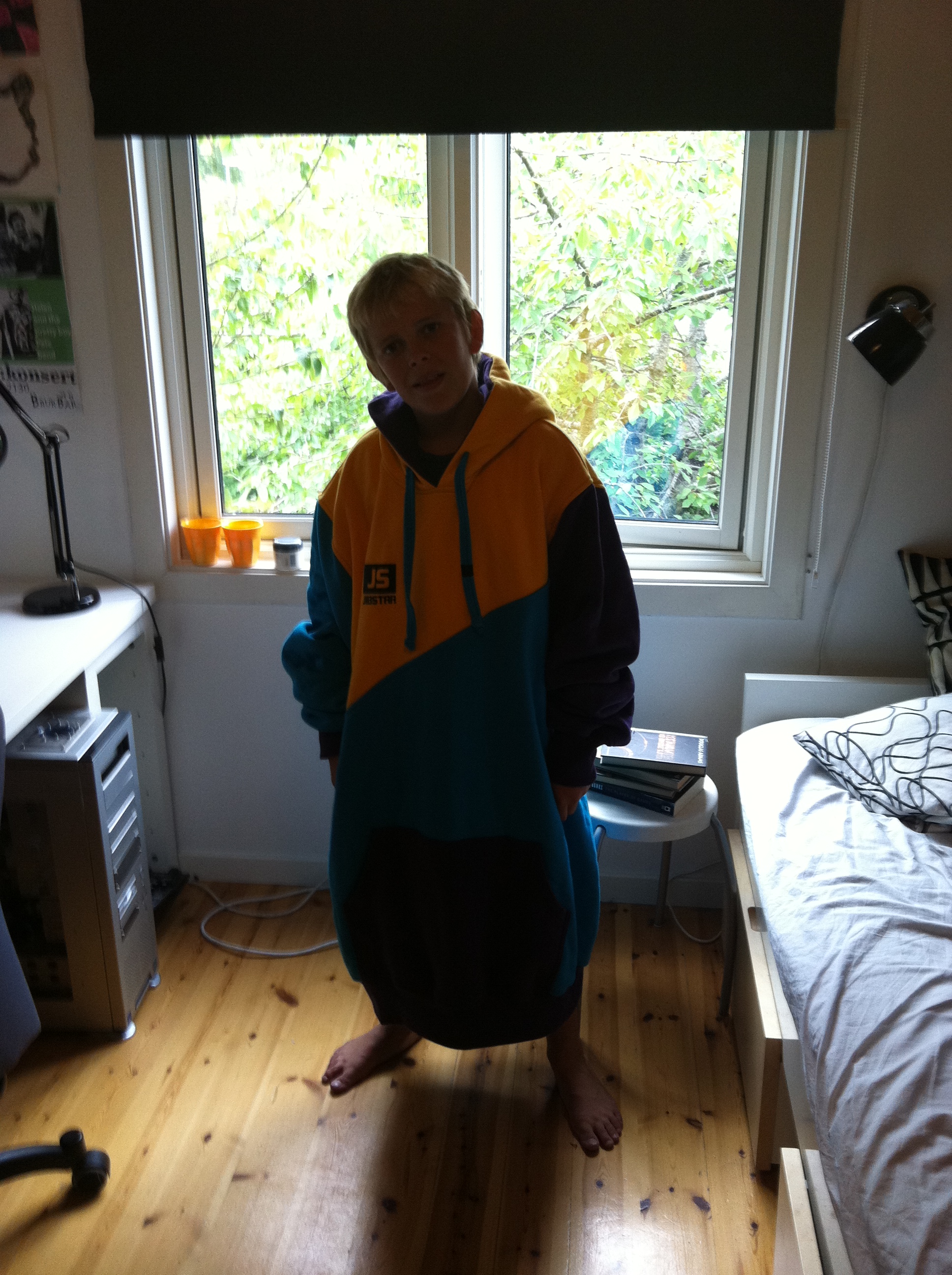 My friends little brother, tryng on an 5xl jibstar.