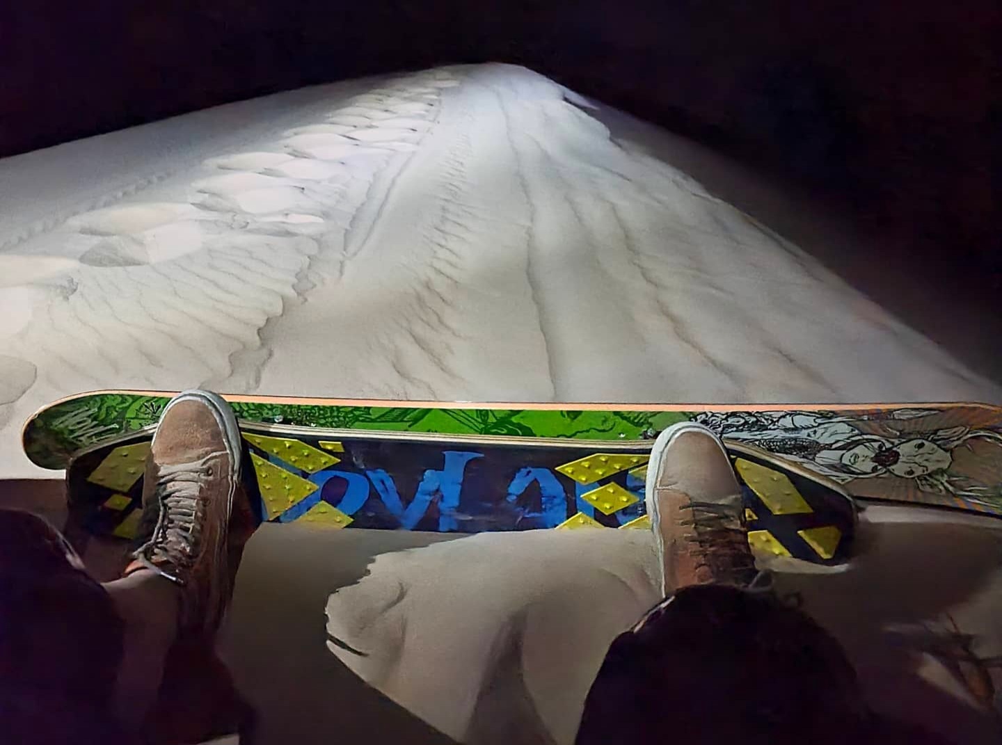 Night-sand-snow-skating