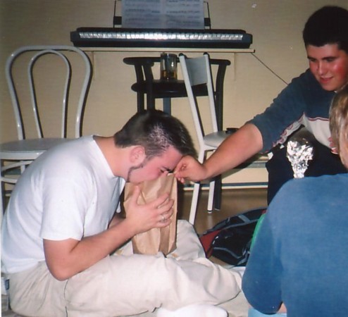 Now.....that s my friend puking LOL....he s so sexy when he s puking...GRgRGrrrrr (look at the yello