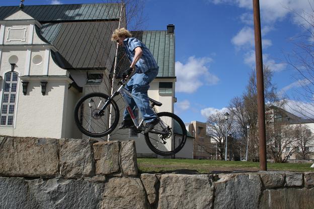 Riding up a wall (bike)