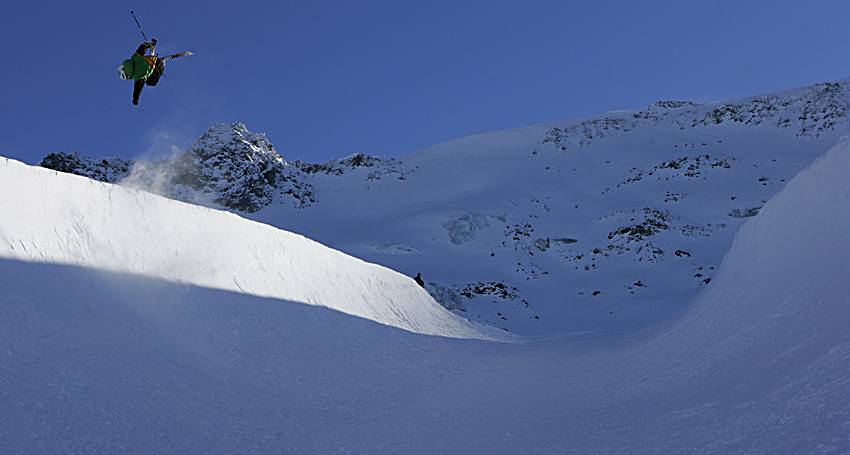 Rightside ally oop under 7 tail