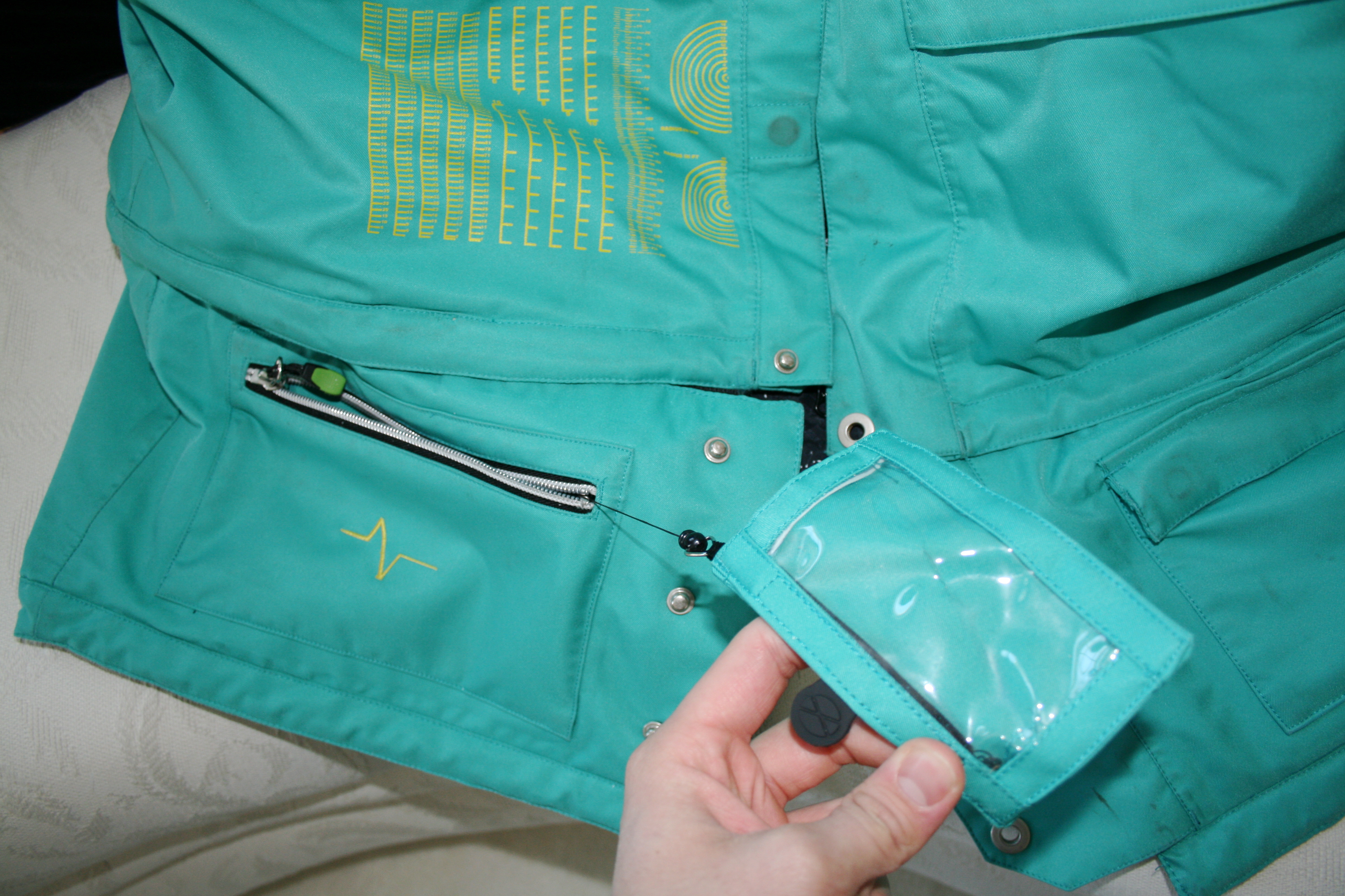 Sick retractable pass inside the bottom pocket