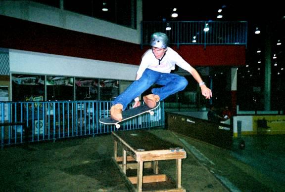 (skateboarder) Robin melon over box