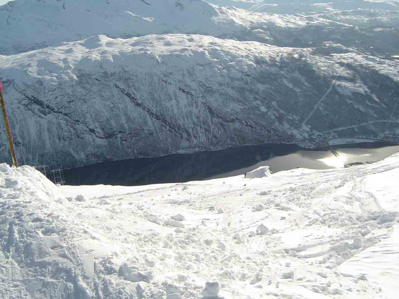 Ski down in ocean from 1003m above the ocean.