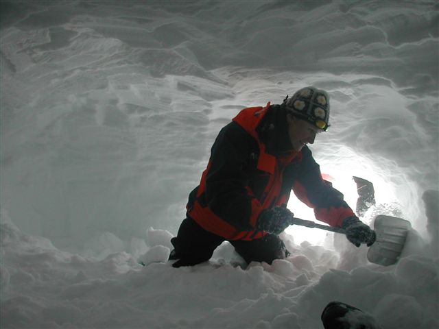 ski guide course - building a snow cave