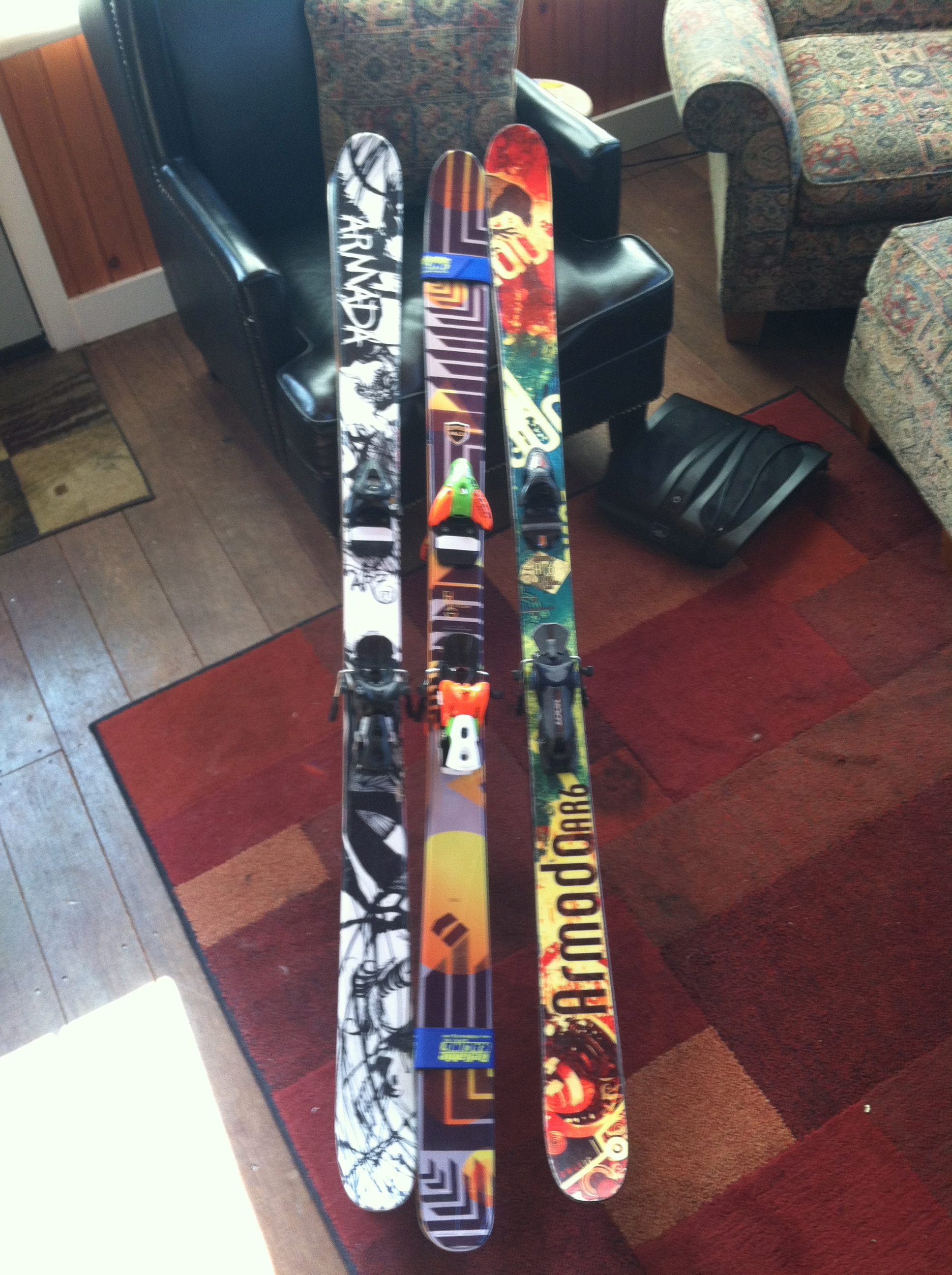 skis