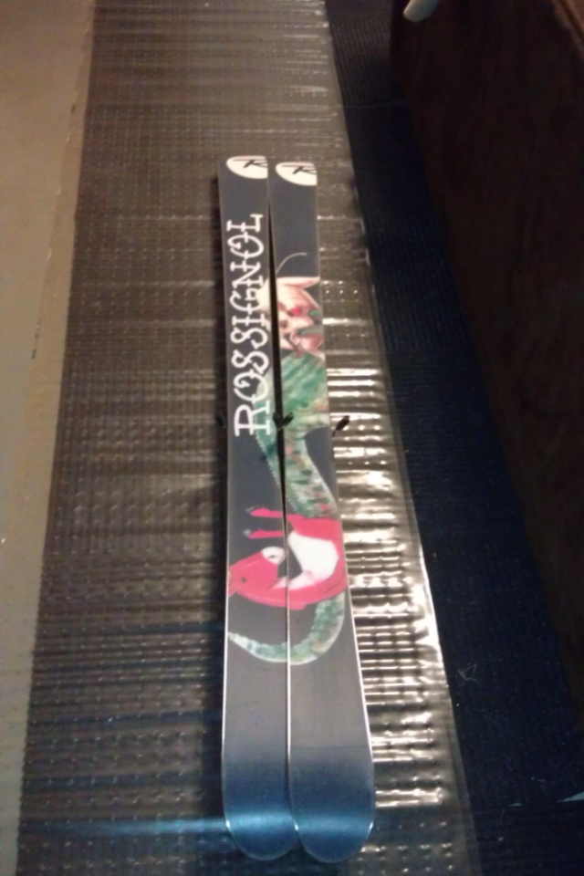 skis 