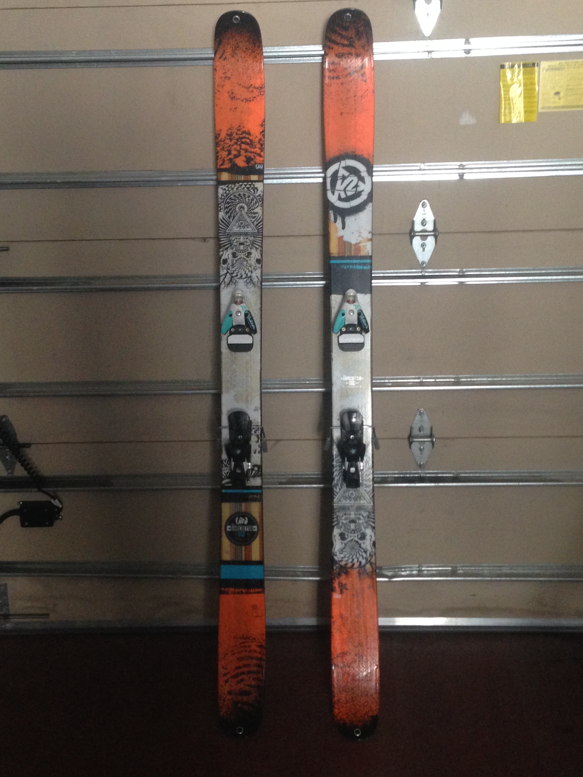 skis