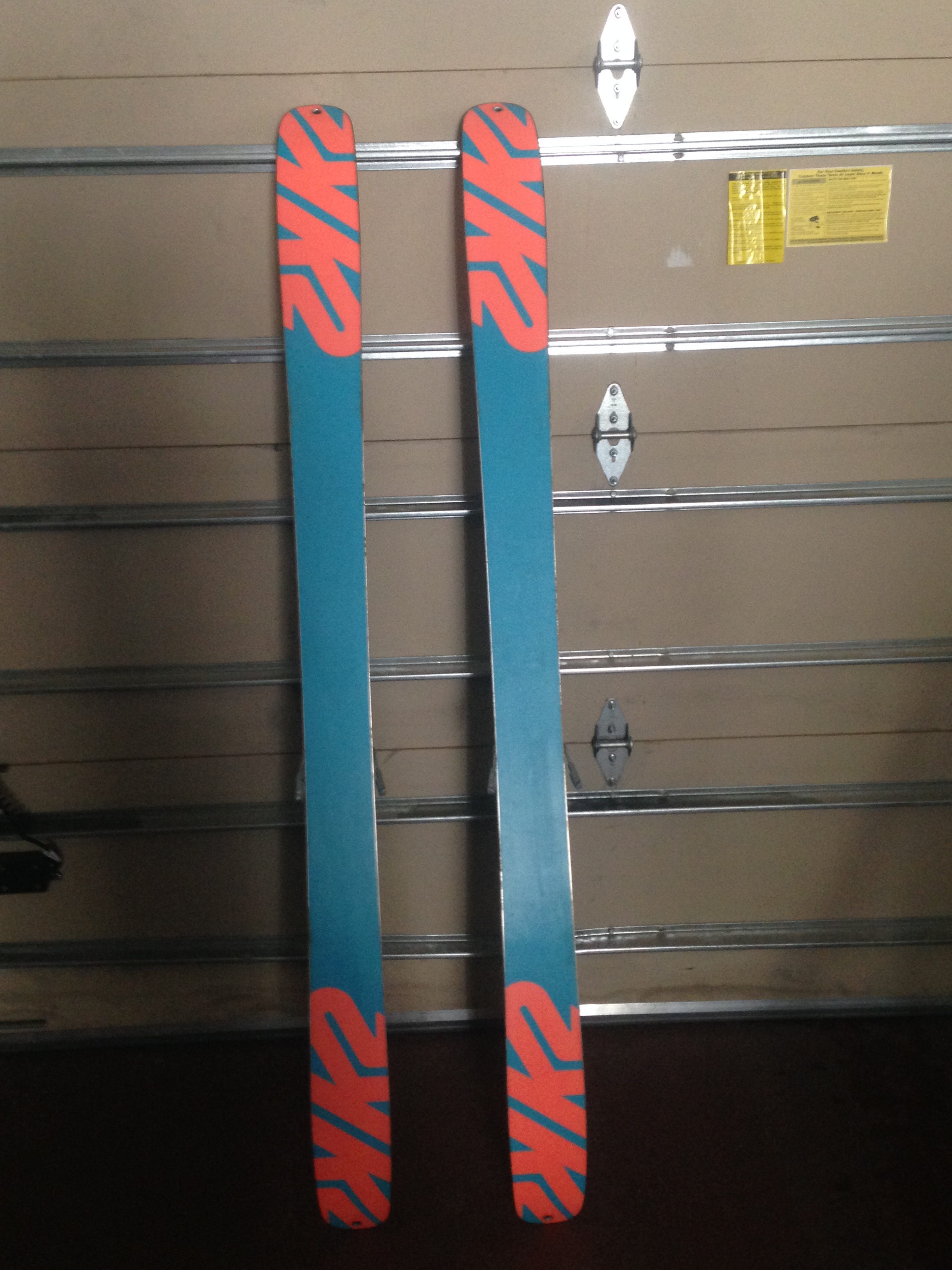 skis