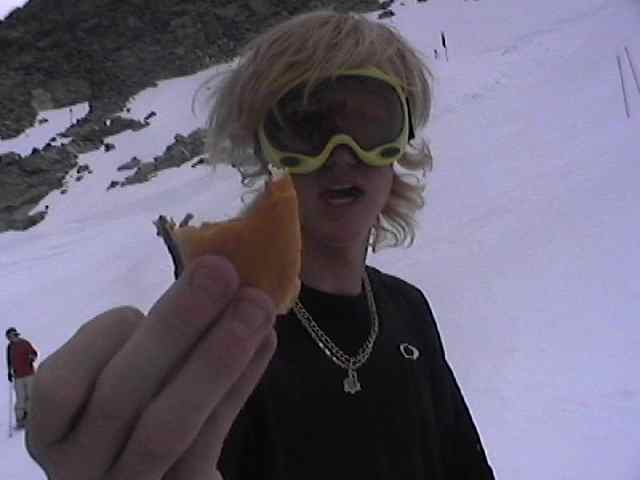 Tanner munchin on a digga dog