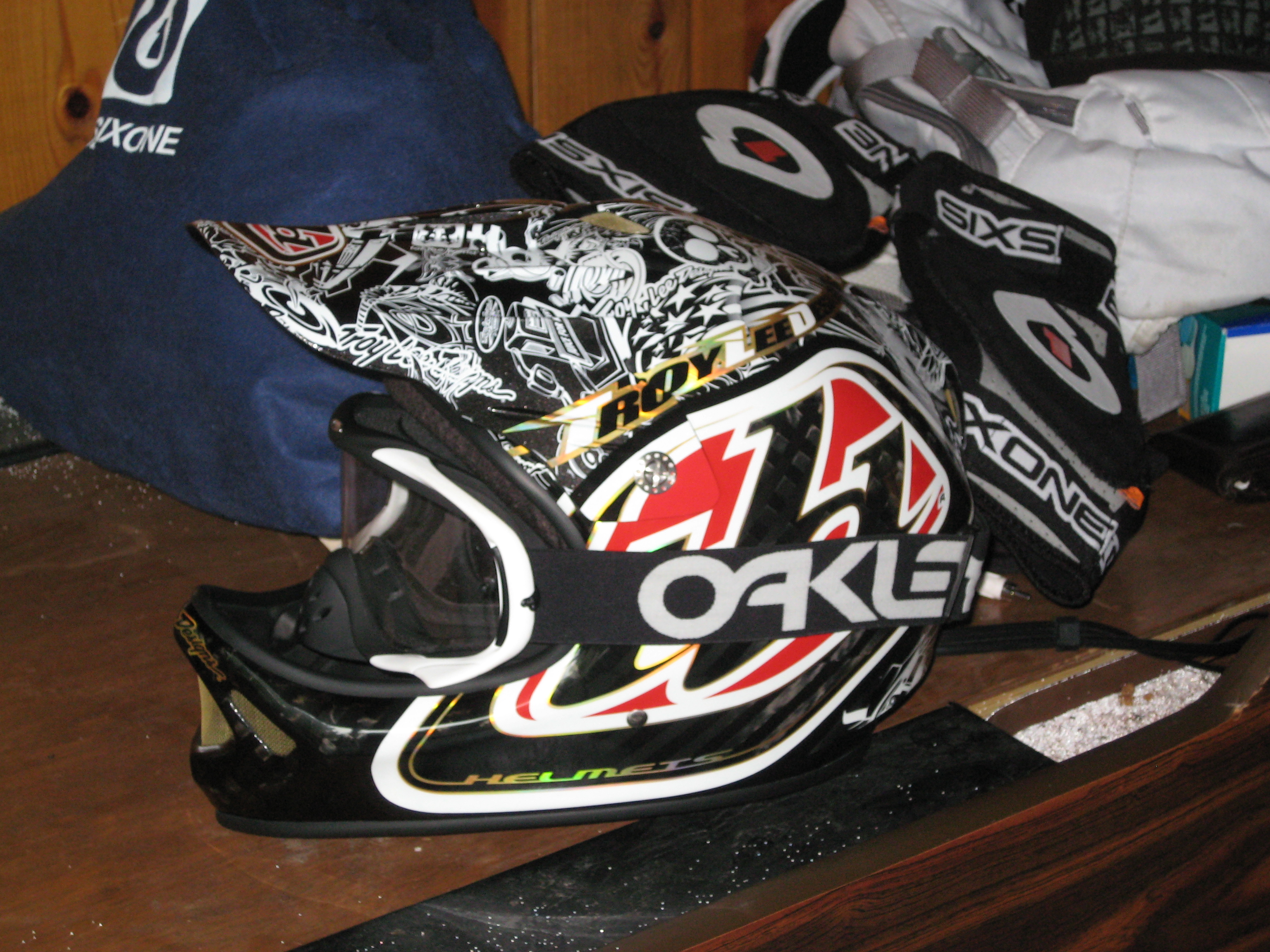 TLD D2 Carbon with MX Crowbars