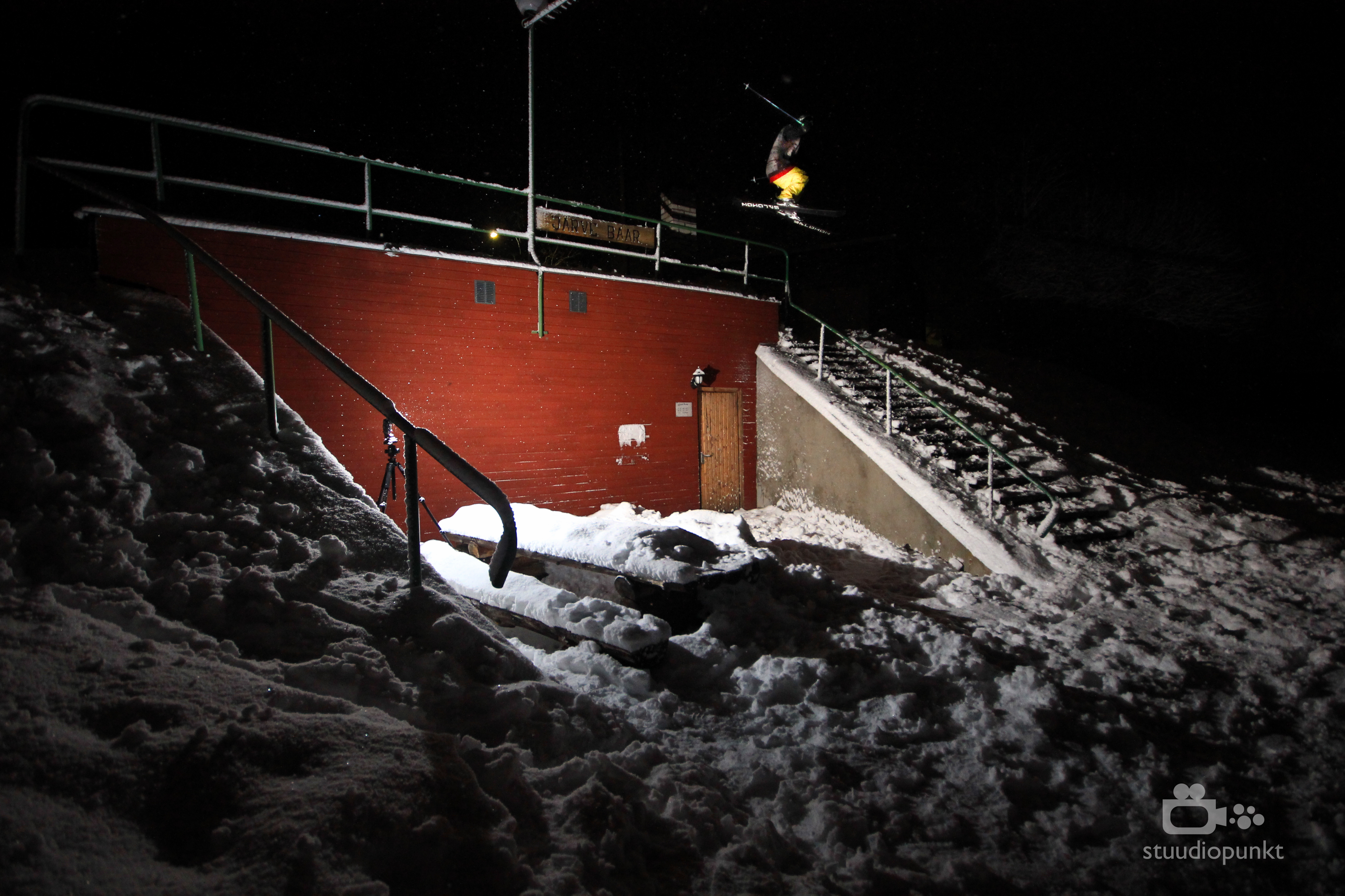 Transfert over the rail and land the down rail